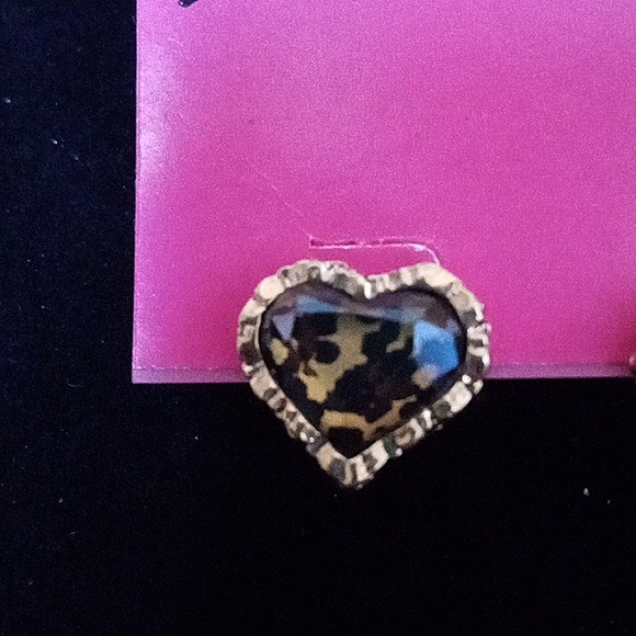 New Vintage BETSEY JOHNSON Leaping Leopards Faceted Leopard Print Heart Earrings - Picture 5 of 7